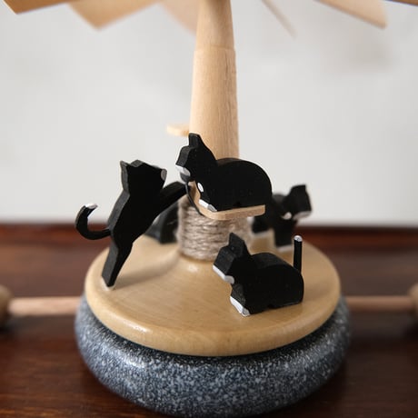 ドイツ工芸品　ネコくるくる L