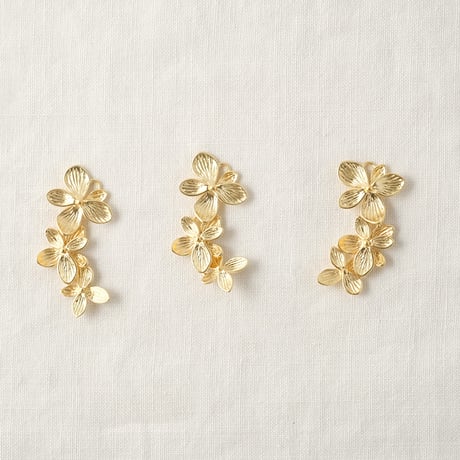 3枚のお花が連なったチャーム