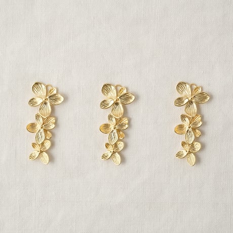 3枚のお花が連なったチャーム