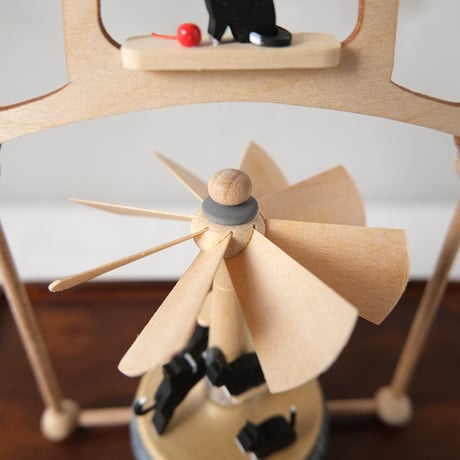 ドイツ工芸品　ネコくるくる L