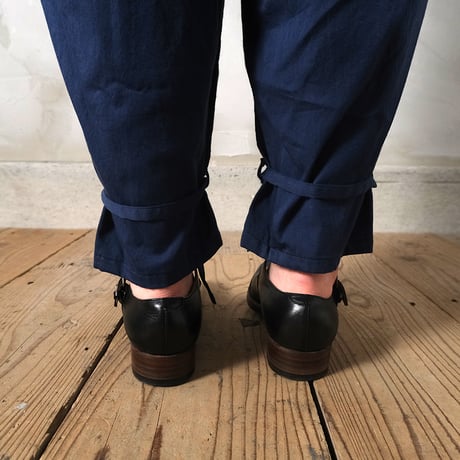 宵闇の tuck pants