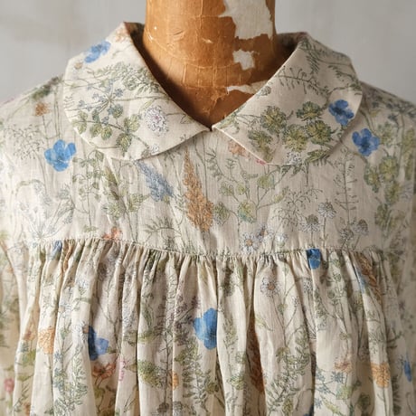 優しき庭 round-collared pullover blouse