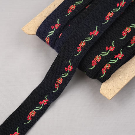 赤いお花刺繍のリボン　ブラック＜幅33mm＞