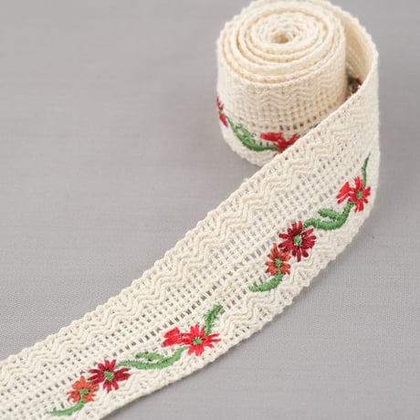 赤いお花刺繍のリボン　ホワイト＜幅29mm＞