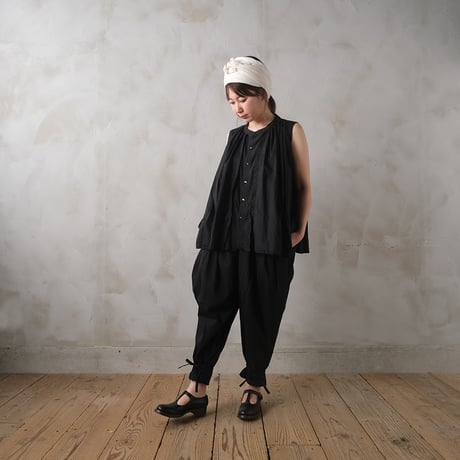 宵闇の tuck pants