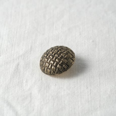 小さな格子模様のメタルボタン