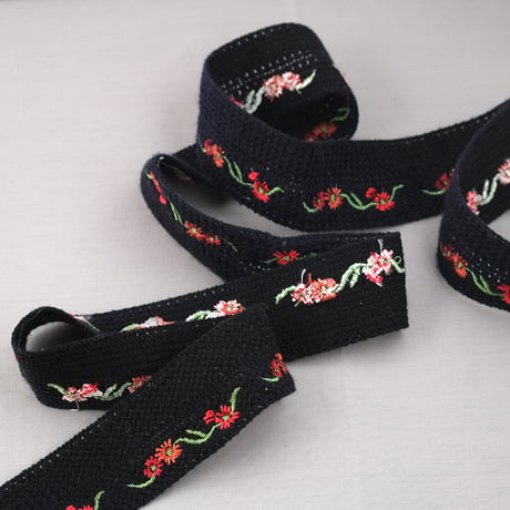 赤いお花刺繍のリボン　ブラック＜幅33mm＞
