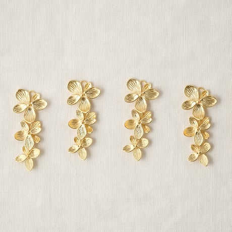 3枚のお花が連なったチャーム