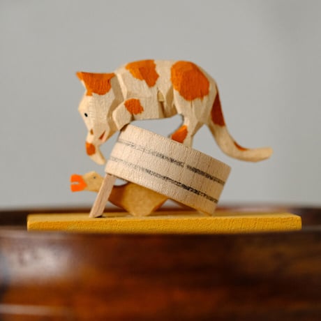 ドイツ工芸品　アヒルをつかまえるネコ