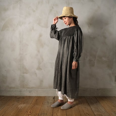 ふかい夜の round yoke dress
