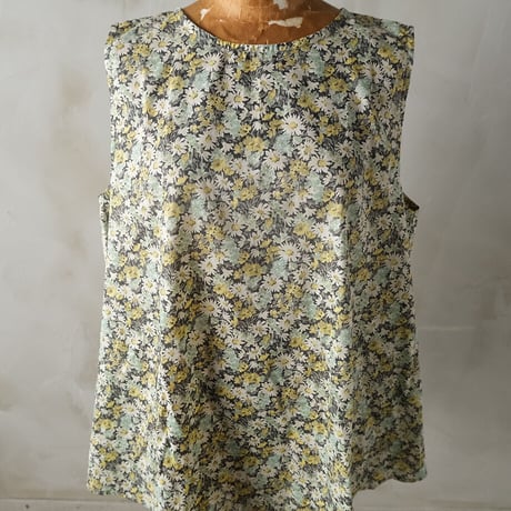 月にぬれた花 back open sleeveless blouse