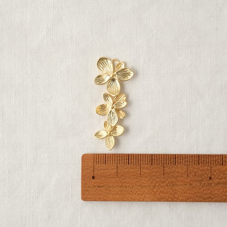 3枚のお花が連なったチャーム