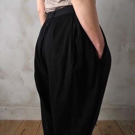 宵闇の tuck pants