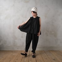 朝凪の sleeveless blouse