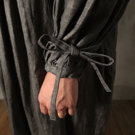ふかい夜の round yoke dress