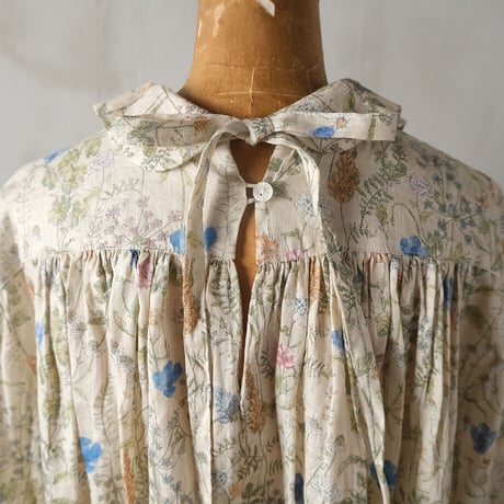 優しき庭 round-collared pullover blouse