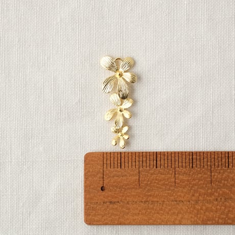 3枚の小さなお花が連なったチャーム