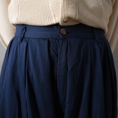 宵闇の tuck pants