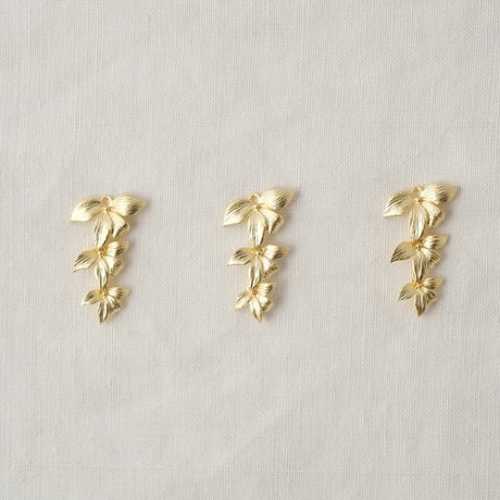 3枚の葉っぱが連なったチャーム