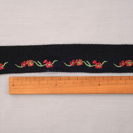 赤いお花刺繍のリボン　ブラック＜幅33mm＞