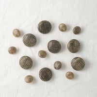 編み格子模様のボタン