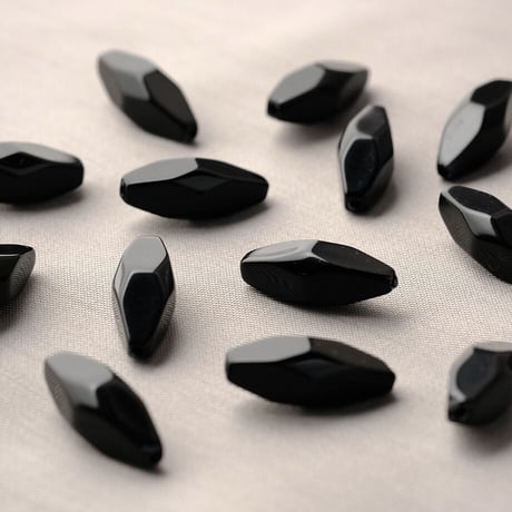 ブラックひし形ビーズ