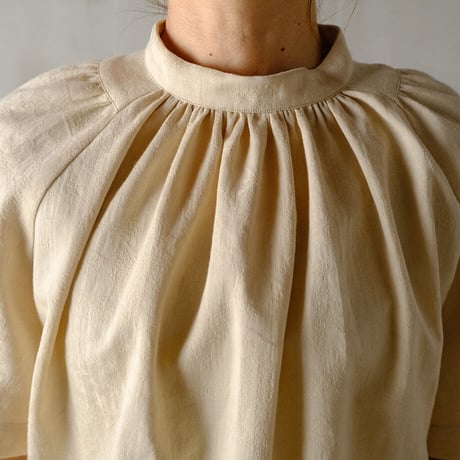 儚きかげ backless blouse