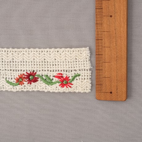 赤いお花刺繍のリボン　ホワイト＜幅29mm＞