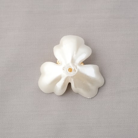 3枚花びらのアクリルフラワーカボション　3色パール付き