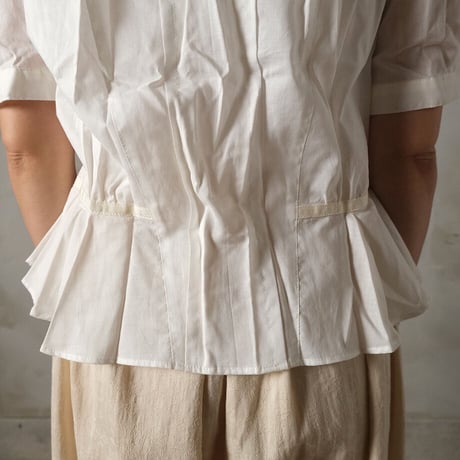 静寂の peplum blouse