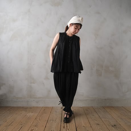 宵闇の tuck pants