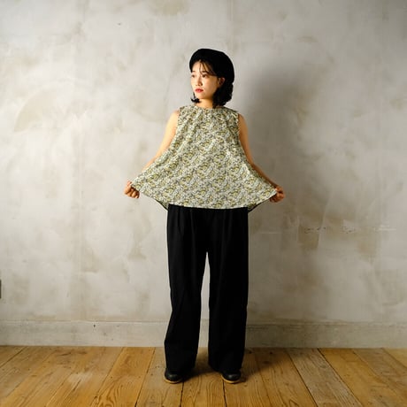 月にぬれた花 back open sleeveless blouse