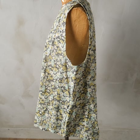 月にぬれた花 back open sleeveless blouse