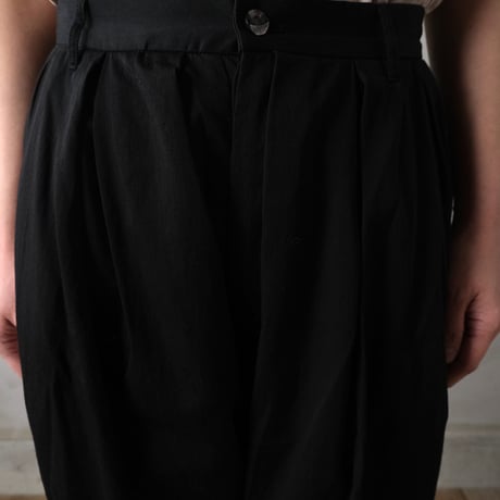 宵闇の tuck pants