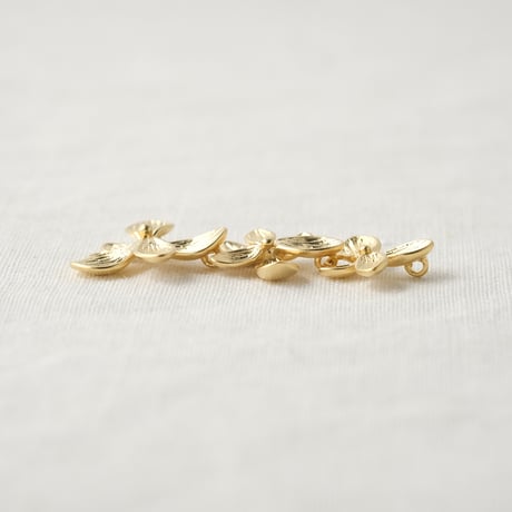 3枚のお花が連なったチャーム
