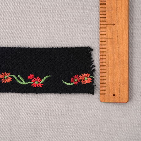 赤いお花刺繍のリボン　ブラック＜幅33mm＞