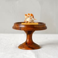 ドイツ工芸品　アヒルをつかまえるネコ