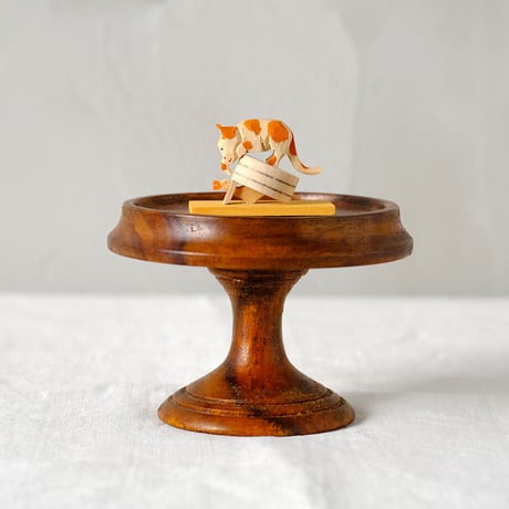 ドイツ工芸品　アヒルをつかまえるネコ
