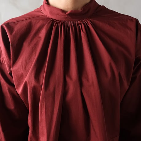 繊翳なる gathered neck smock dress