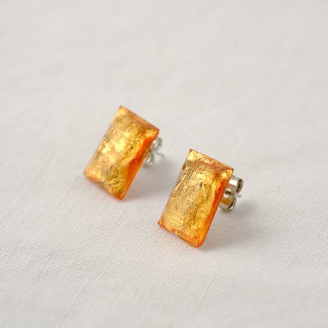 箔がきらめくオレンジ色のピアス/イヤリング