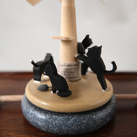 ドイツ工芸品　ネコくるくる L