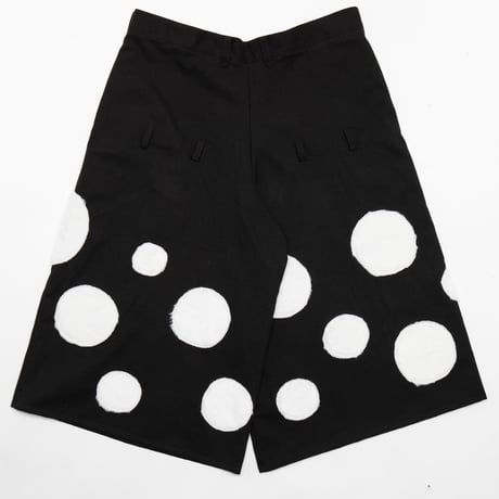 Monochrome dot shorts