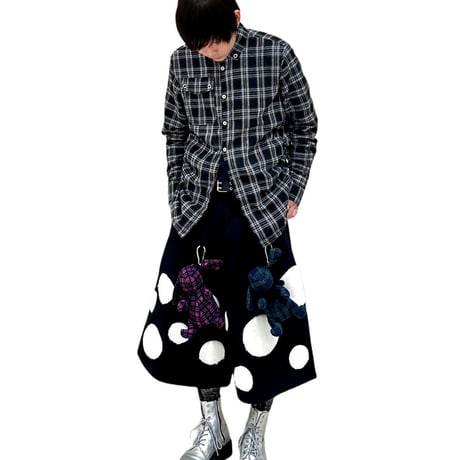 Monochrome dot shorts
