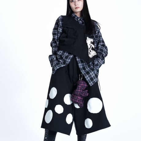 Monochrome dot shorts