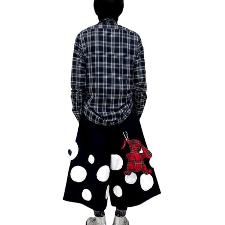 Monochrome dot shorts