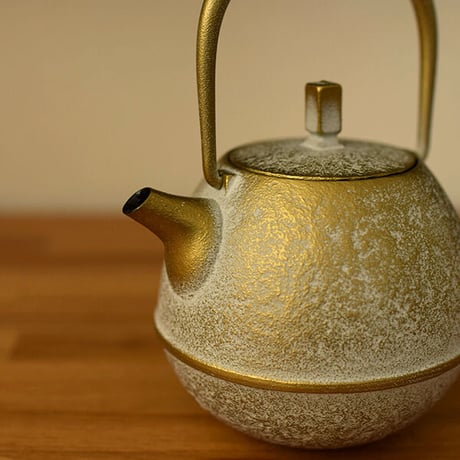空間鋳造 鉄急須 Egg 小 Champagne（白金色）