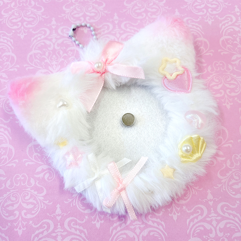 推し活グッズ ふわふわ猫耳ボールチェーン付きロゼット【缶バッジ 痛