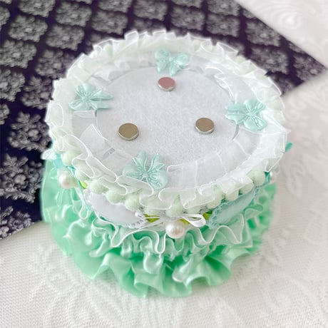 【G.triGerオリジナル 推し活グッズ】ホールケーキ型ロゼット【缶バッジ痛ロゼット】