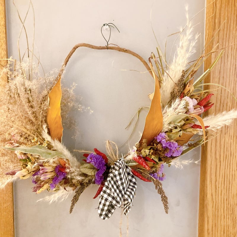 大きめ　ローゼルと唐辛子のリース　ユーカリ　パンパスグラス　秋〰️クリスマス 大きめ ローゼルと唐辛子のリース ユーカリ パンパスグラス 秋