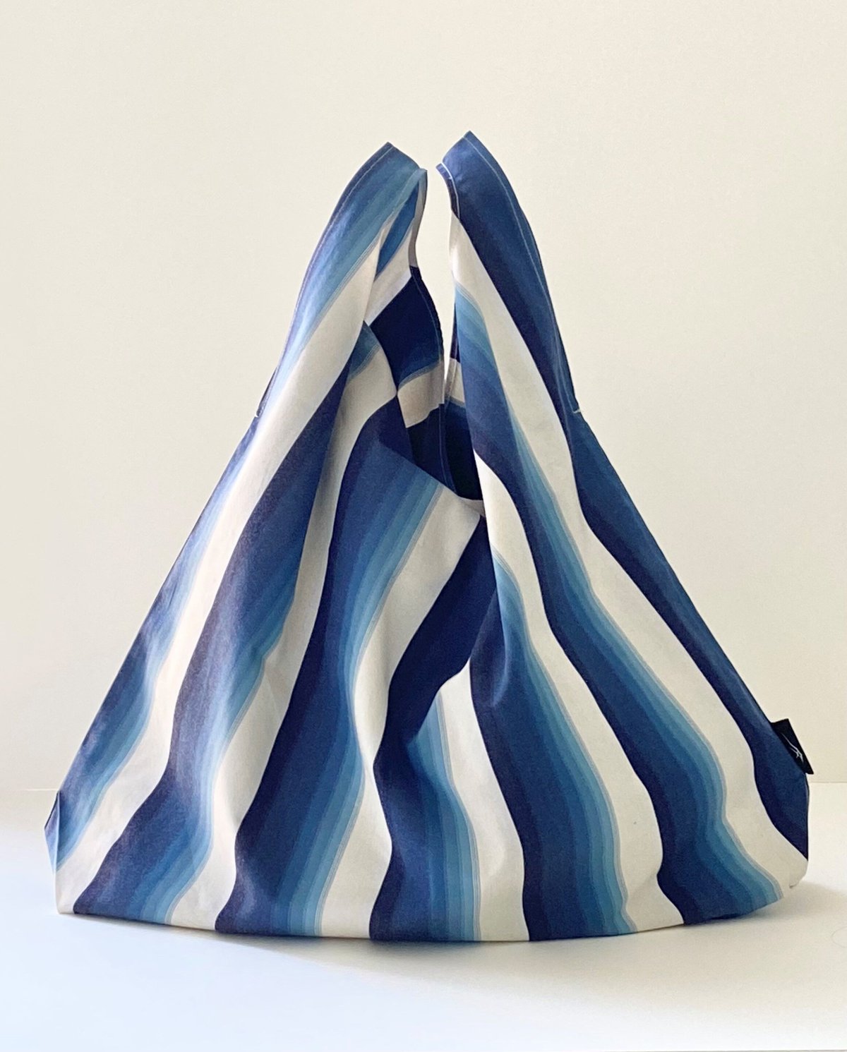 美しい古美術◼️蔵から超可愛らしい淡いブルーの小さな急須が出て来ました。茶道具 美しい古美術蔵から超可愛らしい淡いブルーの小さな急須が出て来